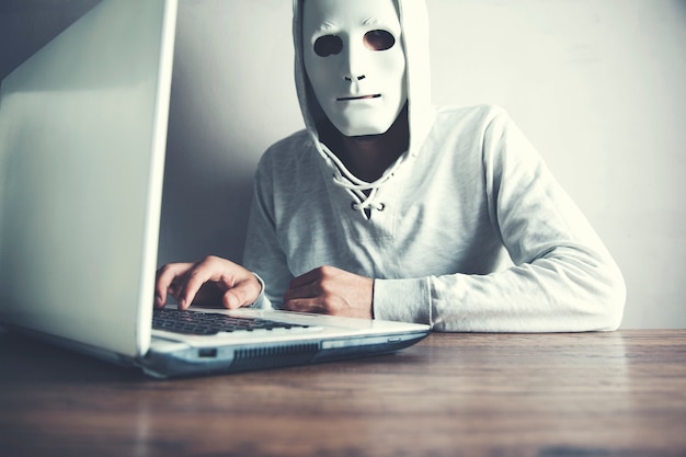 5 Essential Tips for Identifying and Avoiding Online Scams